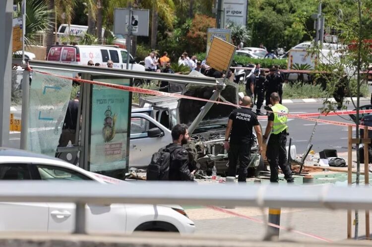 Asisten a heridos en las calles de Tel Aviv