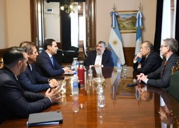 Valdés en Buenos Aires con senadores por tema pescadores en Apipé