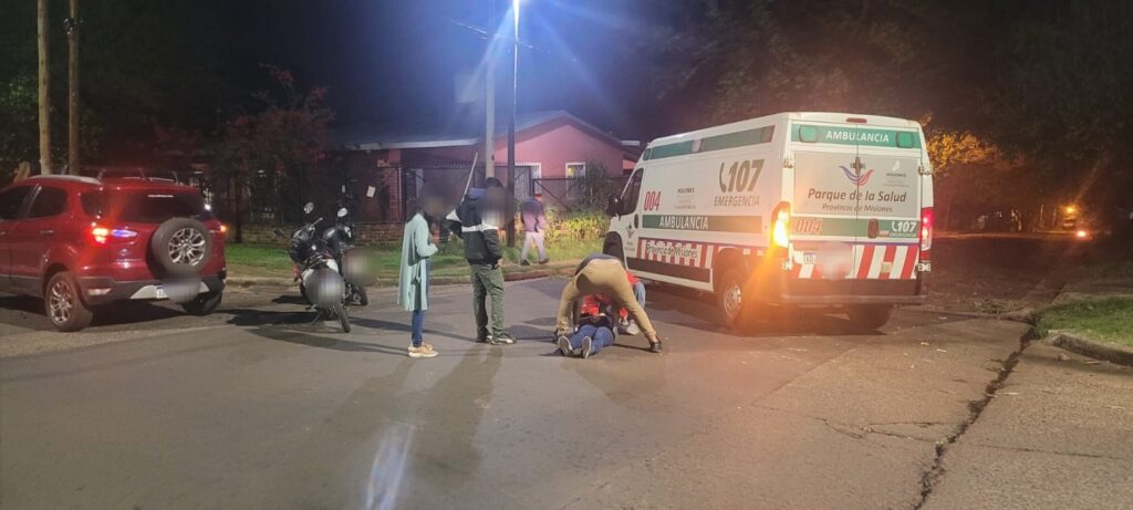 mujer herida tras choque entre un auto y una moto en avenida santa cruz y 103 en Posadas - 4