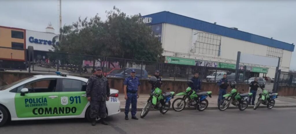 Varios supermercados reforzaron la seguridad con la presencia de patrulleros de la policía correntina