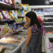 Una mujer hace compras en un almacén hoy, en Buenos Aires (Argentina). EFE/Enrique García Medina