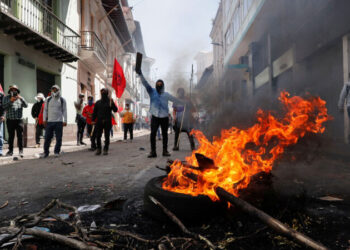 Demonstators set a barricade on fire during a protest against Ecuador's President Lenin Moreno's austerity measures in Quito, Ecuador, October 9, 2019. REUTERS/Henry Romero