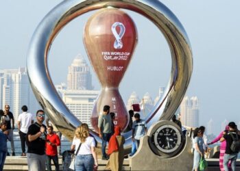 2022-10-07 15:27:48 Photo taken on 07 October 2022. People take photos in front of the Fifa World Cup 2022 Qatar countdown clock in Doha - Qatar. ahead of the FIFA 2022 World Cup football competition. netherlands out - belgium out (Photo by Noushad Thekkayil / ANP MAG / ANP via AFP)