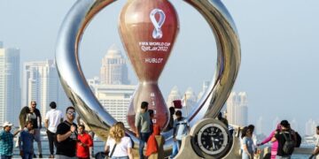 2022-10-07 15:27:48 Photo taken on 07 October 2022. People take photos in front of the Fifa World Cup 2022 Qatar countdown clock in Doha - Qatar. ahead of the FIFA 2022 World Cup football competition. netherlands out - belgium out (Photo by Noushad Thekkayil / ANP MAG / ANP via AFP)