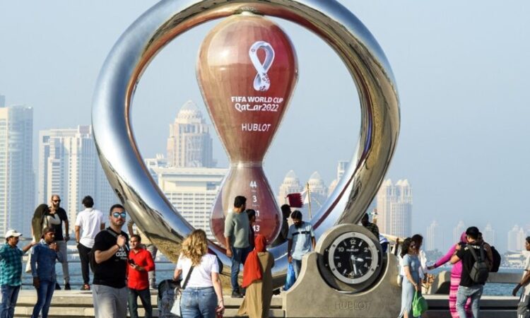 2022-10-07 15:27:48 Photo taken on 07 October 2022. People take photos in front of the Fifa World Cup 2022 Qatar countdown clock in Doha - Qatar. ahead of the FIFA 2022 World Cup football competition. netherlands out - belgium out (Photo by Noushad Thekkayil / ANP MAG / ANP via AFP)