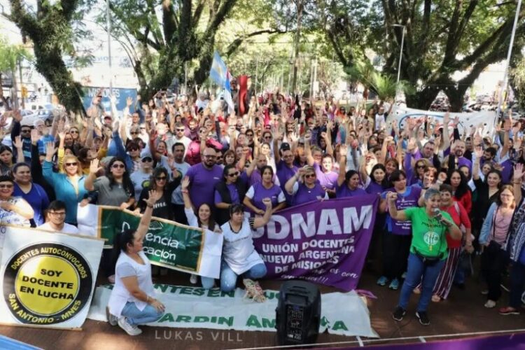 Protesta docente frente al Consejo General de Educación en Posadas (Archivo).