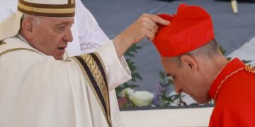 El cardenal Víctor Manuel "Tucho" Fernández, prefecto del Dicasterio para la Doctrina de la Fe, recibe su birreta de manos del Papa Francisco mientras es elevado en la Plaza de San Pedro en el Vaticano, el sábado 30 de septiembre de 2023.