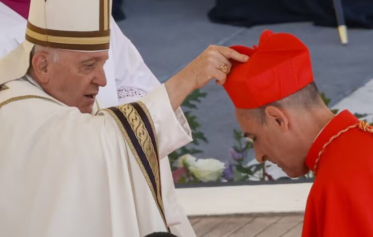 El cardenal Víctor Manuel "Tucho" Fernández, prefecto del Dicasterio para la Doctrina de la Fe, recibe su birreta de manos del Papa Francisco mientras es elevado en la Plaza de San Pedro en el Vaticano, el sábado 30 de septiembre de 2023.