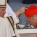 El cardenal Víctor Manuel "Tucho" Fernández, prefecto del Dicasterio para la Doctrina de la Fe, recibe su birreta de manos del Papa Francisco mientras es elevado en la Plaza de San Pedro en el Vaticano, el sábado 30 de septiembre de 2023.