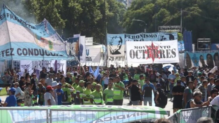 Las columnas se ubicaron en torno al Congreso de la Nación en Buenos Aires.