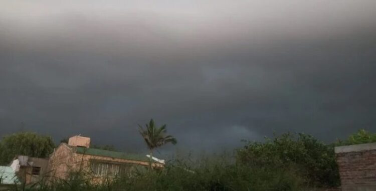 La tormenta a su llegada a Santa Fe, hoy a la tarde.