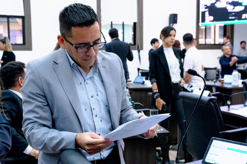 “Una enorme gratitud”: la emotiva despedida de Pablo Velázquez del Concejo Deliberante de Posadas 2 En su despedida, Velázquez destacó que la política se construye en la calle, con diálogo y cercanía con los barrios.