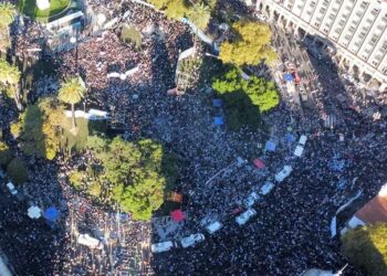 La multitudinaria marcha en la Plaza de Mayo