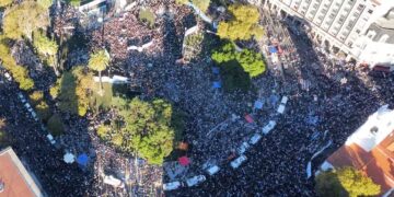 La multitudinaria marcha en la Plaza de Mayo