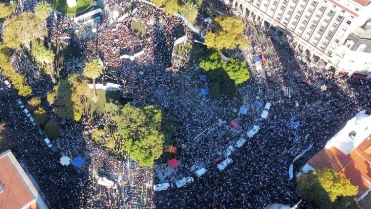 La multitudinaria marcha en la Plaza de Mayo