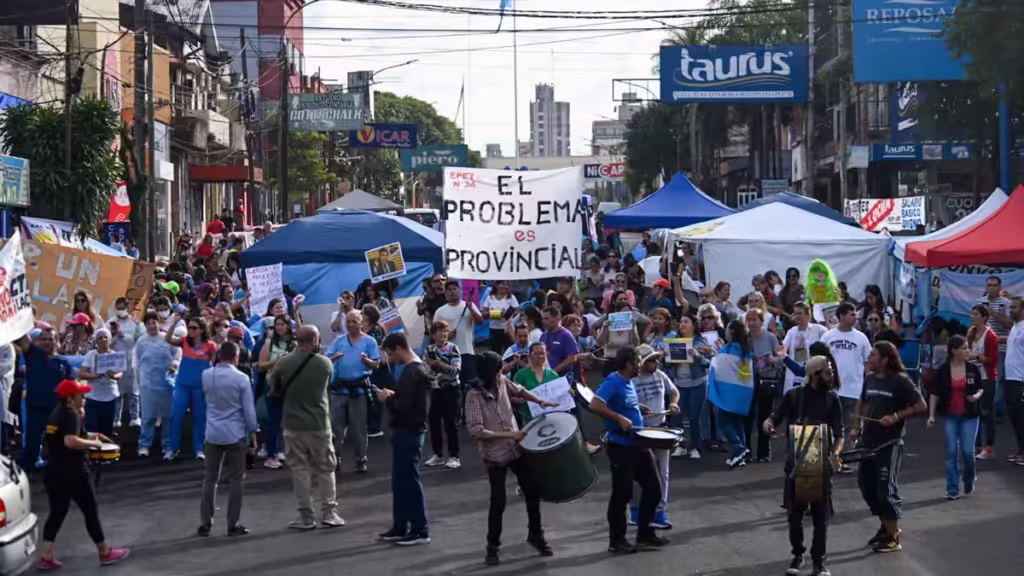Bomberos se unieron al acampe sobre Uruguay y los policías visitaron el de Salud Pública sobre calle Junín de Posadas protesta - 1
