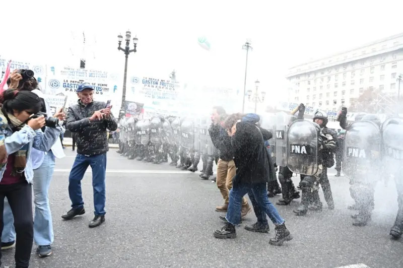 incidentes y represion en el Congreso antes de la sancion de la ley bases 3 - 8