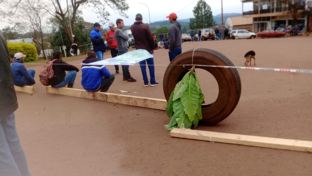 Deuda con la Caja Verde | Tabacaleros volvieron a la protesta en las rutas 17 y 20 protesta y corte de ruta 20 en la interseccion con ruta 17 en Pozo Azul por un reclamo por una deuda por Caja Verde - 4