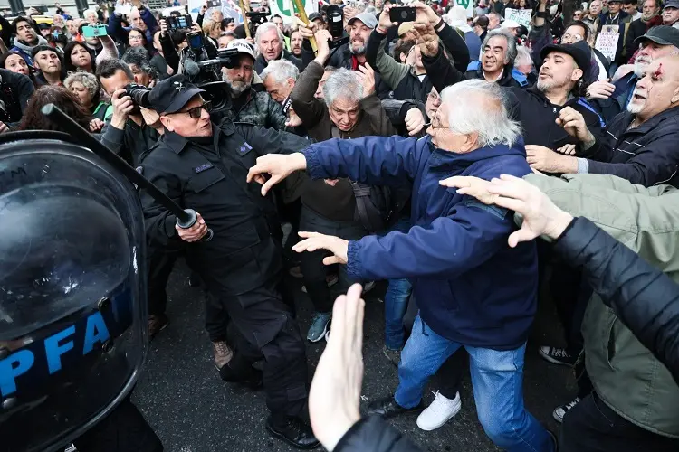 represion jubilados afuera congreso.veto .milei .arjol - 1