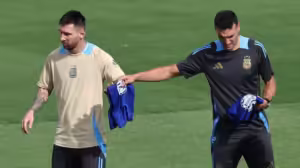 ¿Juega Messi? La gran incógnita de Argentina para el cierre de la fase de grupos Argentina se aseguró el 1er puesto de su grupo y Scaloni analiza una amplia rotación ante Jordania. Messi y el Dibu podrían descansar.