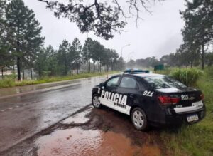 Policia patrullero en ruta - 2