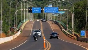 Vecinos de Iguazú juntan firmas para exigir que agilicen el cruce con Brasil: “En vez de un puente es una muralla” Iu Iguazú cruce frontera