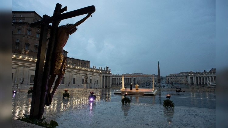 El Vaticano recordó el día que Francisco rezó ante la plaza de San Pedro vacía 3 El Vaticano 1 - 2