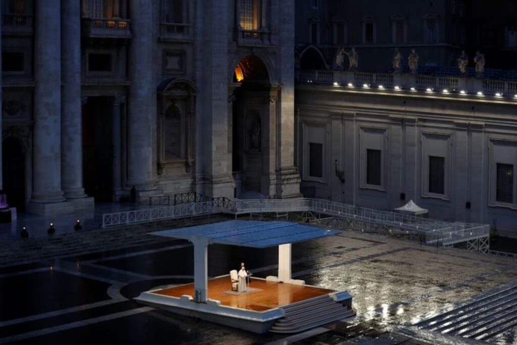 El Vaticano recordó el día que Francisco rezó ante la plaza de San Pedro vacía El Vaticano - 13