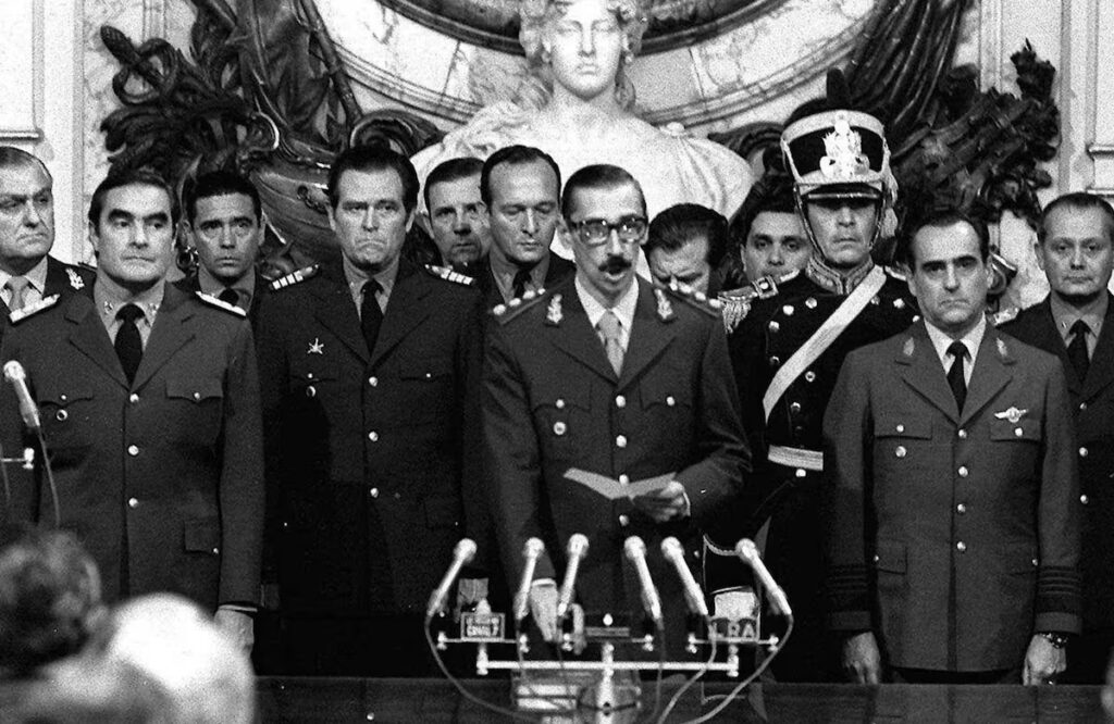 Una verdad a medias es la más cobarde de las mentiras 2 Fuerzas armadas 1976 - 1