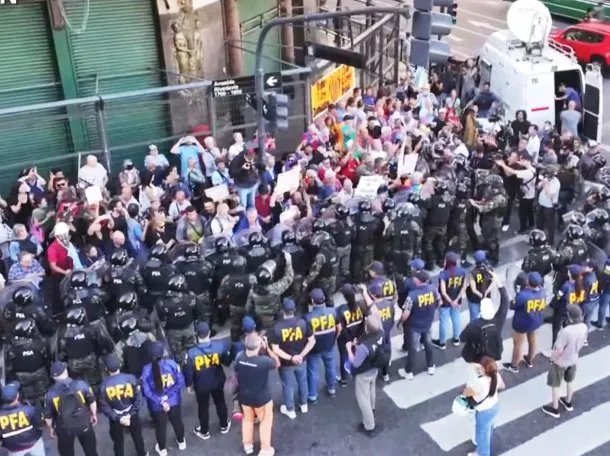Jubilados marchan contra los ajustes del presidente Javier Milei Jubilados - 6