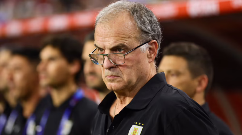 El duro reproche de Bielsa antes de dejar la selección uruguaya: “Me dejaron solo” 4 Marcelo Bielsa se despidió del plantel de Uruguay tras la eliminación del Mundial 2026 con una fuerte frase: “Me dejaron solo”. El DT anunciará oficialmente su salida de la Celeste.