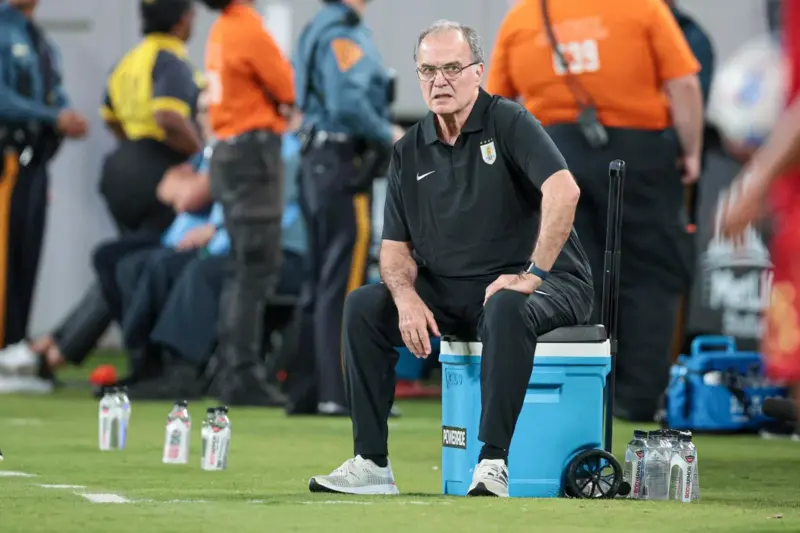 El duro reproche de Bielsa antes de dejar la selección uruguaya: “Me dejaron solo” 2 Marcelo Bielsa se despidió del plantel de Uruguay tras la eliminación del Mundial 2026 con una fuerte frase: “Me dejaron solo”. El DT anunciará oficialmente su salida de la Celeste.