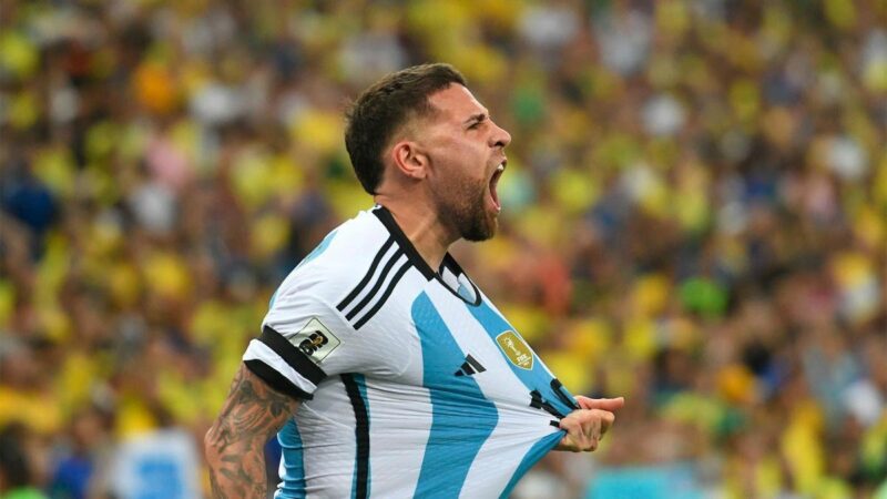 Regreso de la Selección: los 16 jugadores que vuelven al país 5 La Selección Argentina regresa este lunes al país tras disputar la final del Mundial 2026. Conocé a qué hora llega la delegación, qué jugadores vuelven y quiénes viajaron directamente a sus clubes.