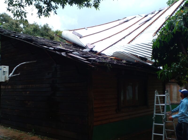 Tornado en Isla Apipé voló techos, árboles y dejó sin luz a los habitantes apipe techo 2 - 5