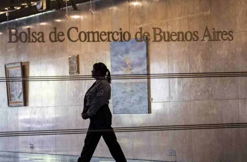 Caída de acciones tras el anuncio de Caputo sobre el FMI bolsa dolar