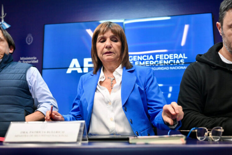 NOTICIAS ARGENTINAS BAIRES MARZO 
13: Los ministros de Seguridad, 
Patricia Bulrrich, y Defensa, 
Luis Petri, brindaron hoy una 
conferencia de prensa para 
hablar de Bahía Blanca, un día 
después de la marcha de 
jubilados que terminó con 
desmanes en el Congreso.FOTO: 
JUAN FOGLIA/NA