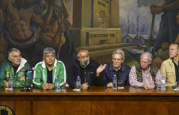 NOTICIAS ARGENTINAS BAIRES, 
MARZO 13: La CGT se encaminaba 
por estas horas a declarar un 
paro general por 24 horas "antes 
del 10 de abril", en una 
definición que será oficializada 
en la reunión del Consejo 
Directivo de la central obrera 
del jueves próximo. FOTO: 
(ARCHIVO)/NA.