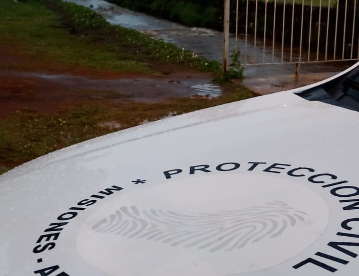 Al menos 30 familias debieron ser asistidas por el temporal en Posadas proteccion civil2 - 12
