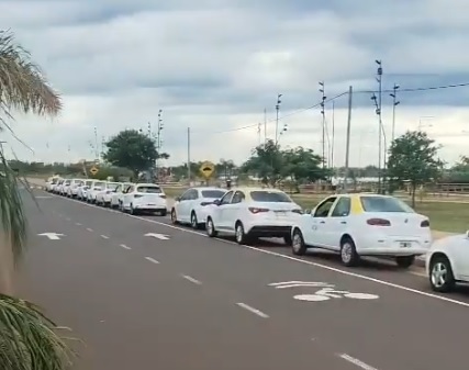 Confirman que se desreguló el servicio de taxis en la Terminal de Posadas 6 protesta taxis terminal - 5