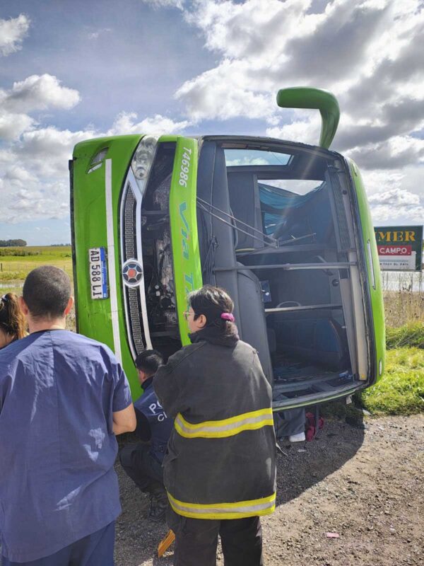Vuelco fatal de un micro en la Ruta 51: cinco muertos y varios heridos 3 1200 1743954907250406534 - 2