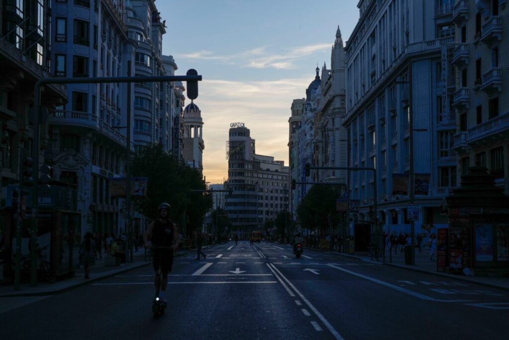 Apagón histórico: ya se restableció la electricidad en el 50 % del territorio español GpqVdkDW0AADatU - 2