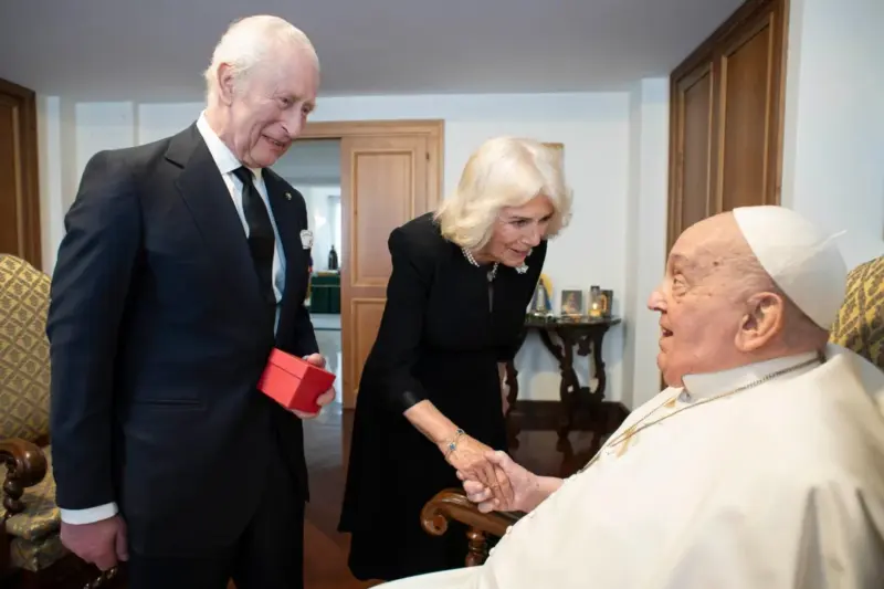 El Papa se mostró sin oxígeno junto a Carlos III y a necesitarlo en visita a la Basílica Papa - 3