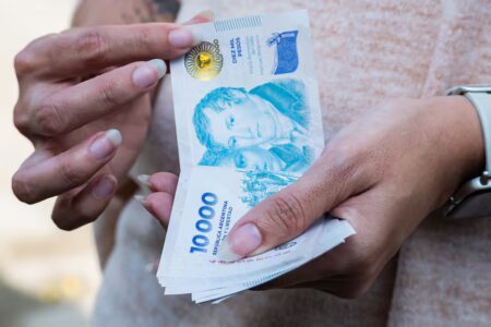 Los salarios registrados volvieron a perder contra la inflación en mayo y acumulan una caída real del 4,2% en nueve meses Los salarios registrados aumentaron 1,8% en mayo, por debajo de la inflación del 2,1%, y profundizaron la pérdida de poder adquisitivo acumulada durante los últimos nueve meses.