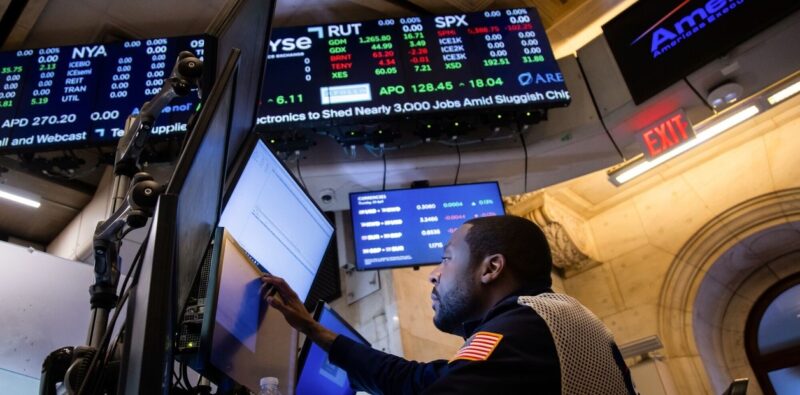 Argentina: el riesgo país se mantuvo estable y los mercados cerraron en alza