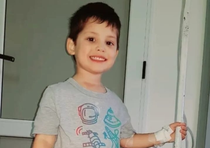 Santino y su familia ya están en Singapur para comenzar su tratamiento contra la leucemia Santino