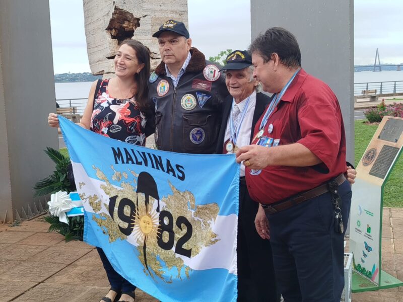 Posadas conmemoró a los veteranos de Malvinas en el Monumento de la costanera 20 WhatsApp Image 2025 04 02 at 10.20.53 - 19