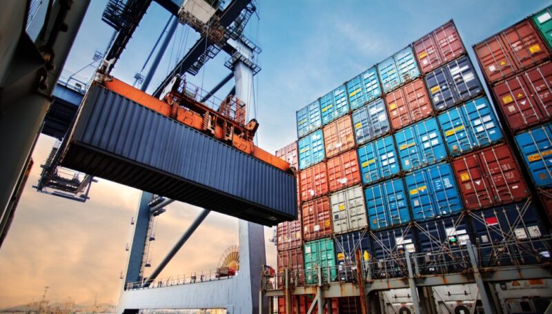 Superávit comercial: las importaciones frenaron el alza y cayeron 8% superávit