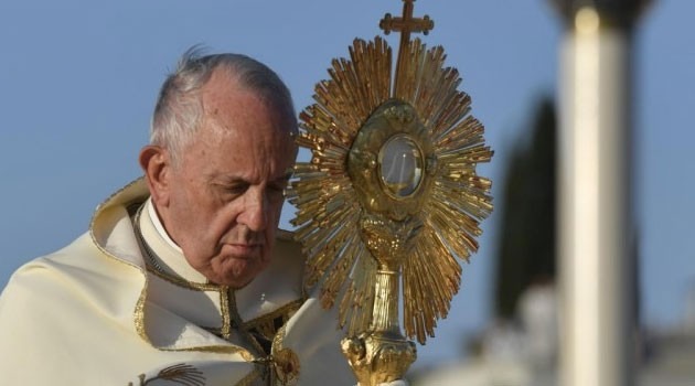 El día que el Papa Francisco mandó a investigar un milagro eucarístico en Buenos Aires milagro eucarístico