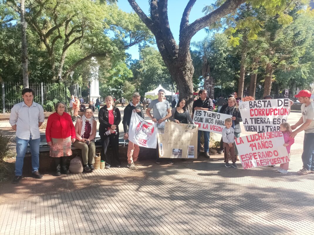 Familias de Colonia Isolina protestan en Posadas para detener el desalojo de sus lotes 3 WhatsApp Image 2025 04 30 at 11.01.25 - 2