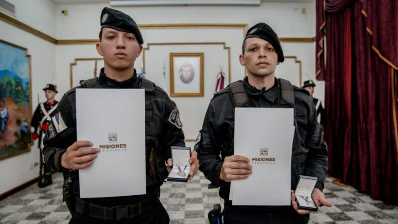 Condecoraron a policías que salvaron la vida a una mujer en Itaembé Guazú agentes policia 1 - 1